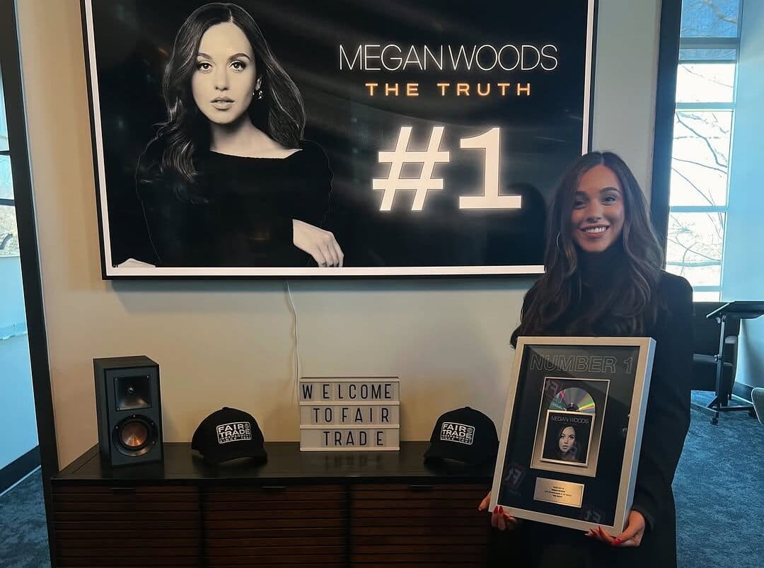 Megan Woods recebe placa comemorativa single número 1 por ‘’The Truth’’