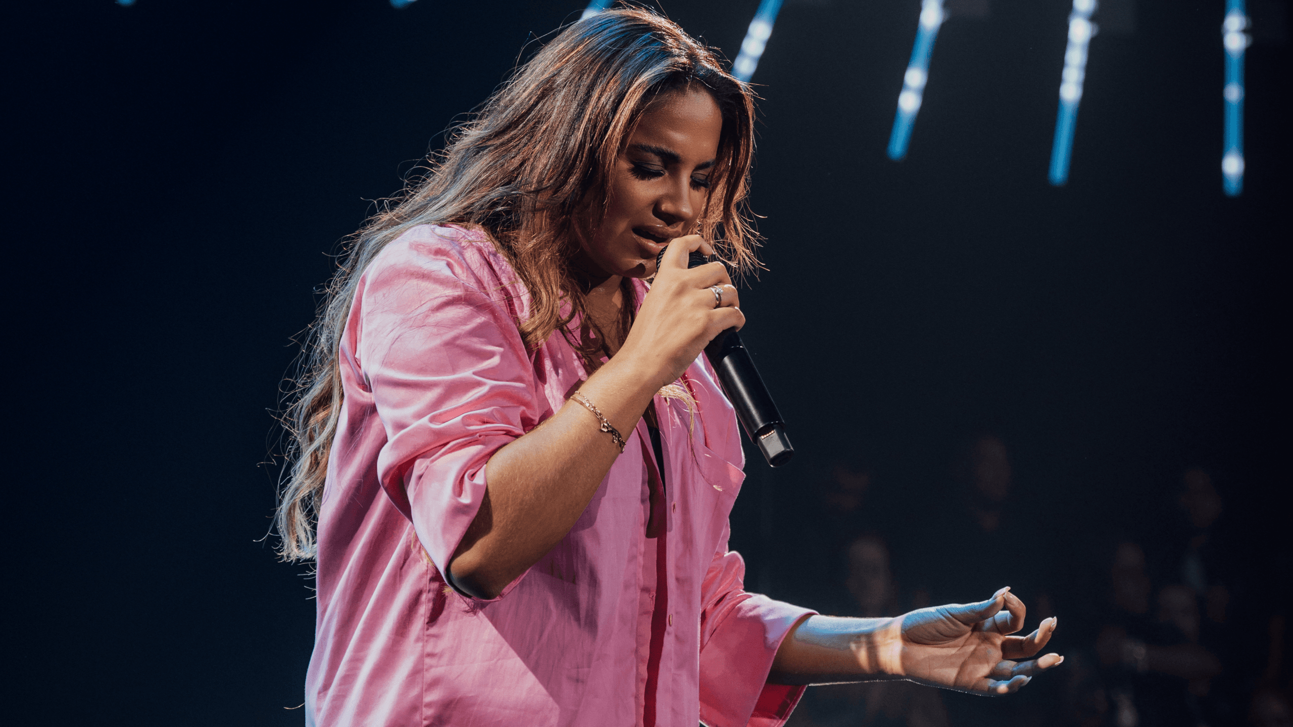 Com interpretação emocionante, Sarah Beatriz apresenta a canção “O Grande Eu Sou”