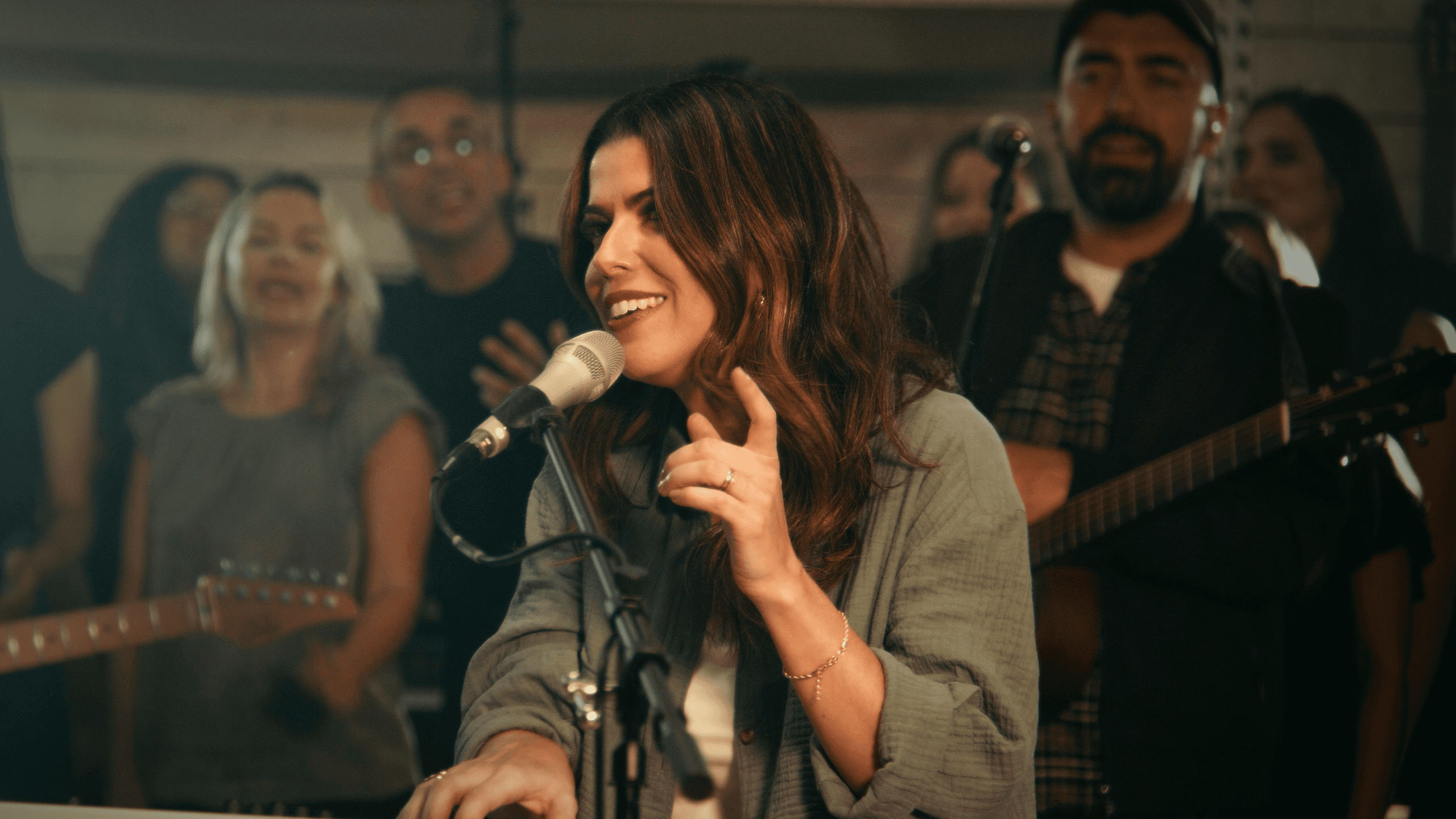 Rachel Novaes Canta Sobre a Importância de Buscar a Presença de Deus