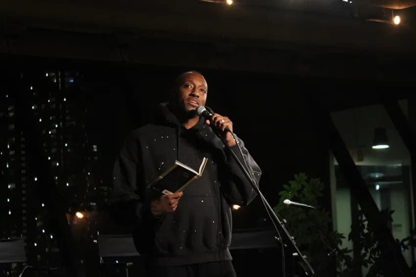 Lecrae lança livro e defende fé livre de amarras políticas e culturais