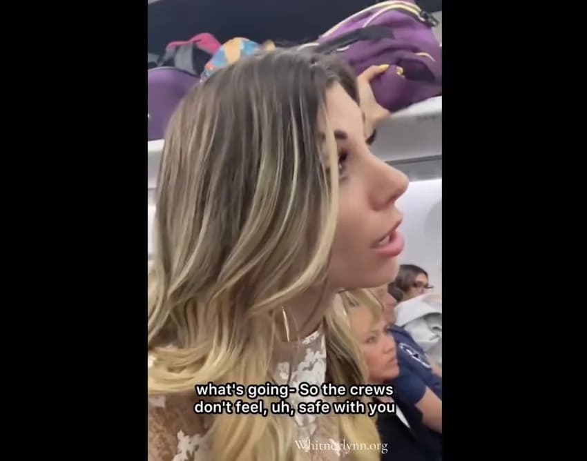 Evangélica é expulsa de avião e banida por companhias aéreas após pregar no corredor durante atraso de voo