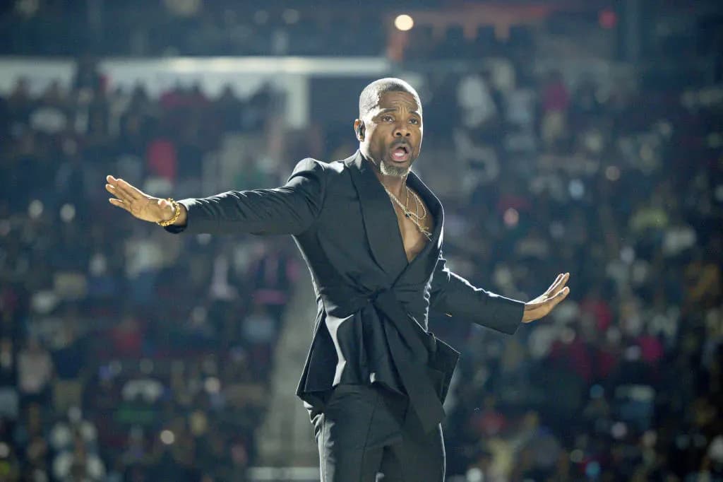 Show de Kirk Franklin no Brasil é marcado por atraso, preços altos e críticas nas redes