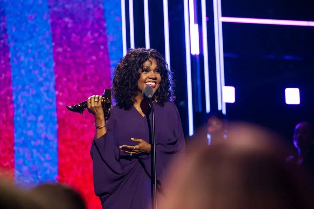 Ícone da música gospel Cece Winans leva o público às lágrimas ao cantar “Come Jesus, Come”