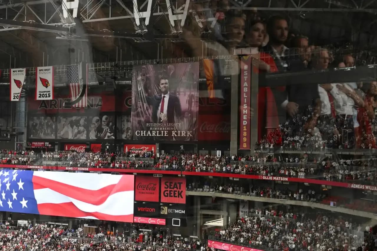 Milhares de Pessoas exaltam o nome de Jesus no memorial de Charlie Kirk no State Farm Stadium