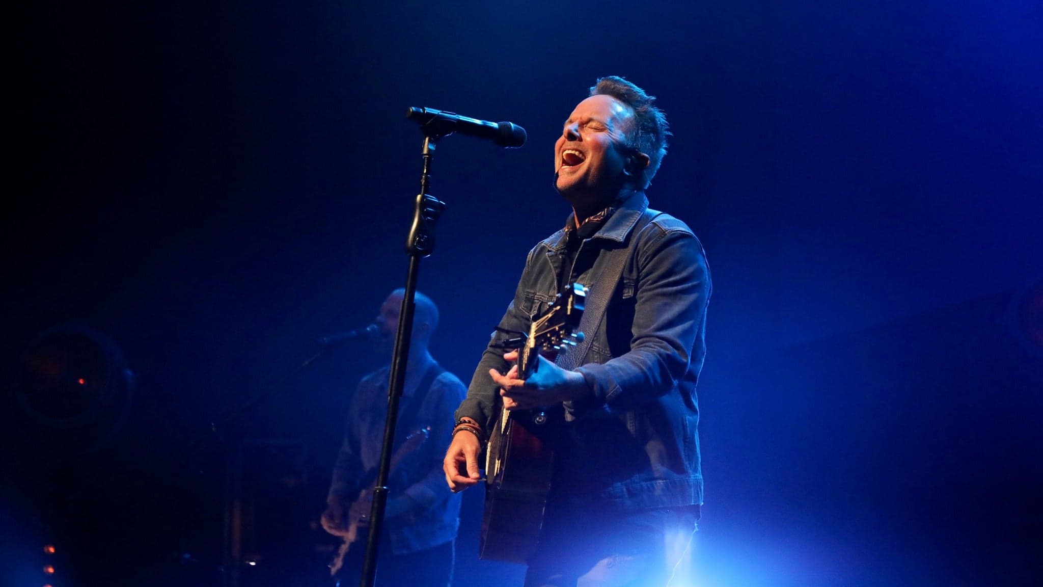 Chris Tomlin fala sobre impacto espiritual no memorial de Charlie Kirk: “Um despertar está acontecendo na nação”