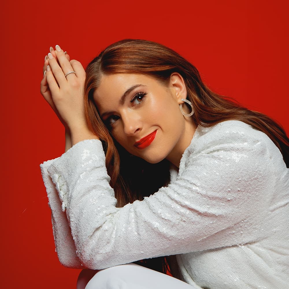 Riley Clemmons Lança Novo EP de Natal e Participa de Turnê com Michael W. Smith