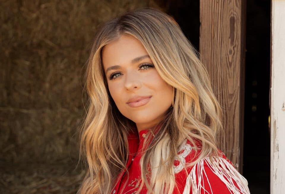 Anne Wilson bate 2 bilhões de streams e conquista certificado de ouro com “Sunday Sermons”