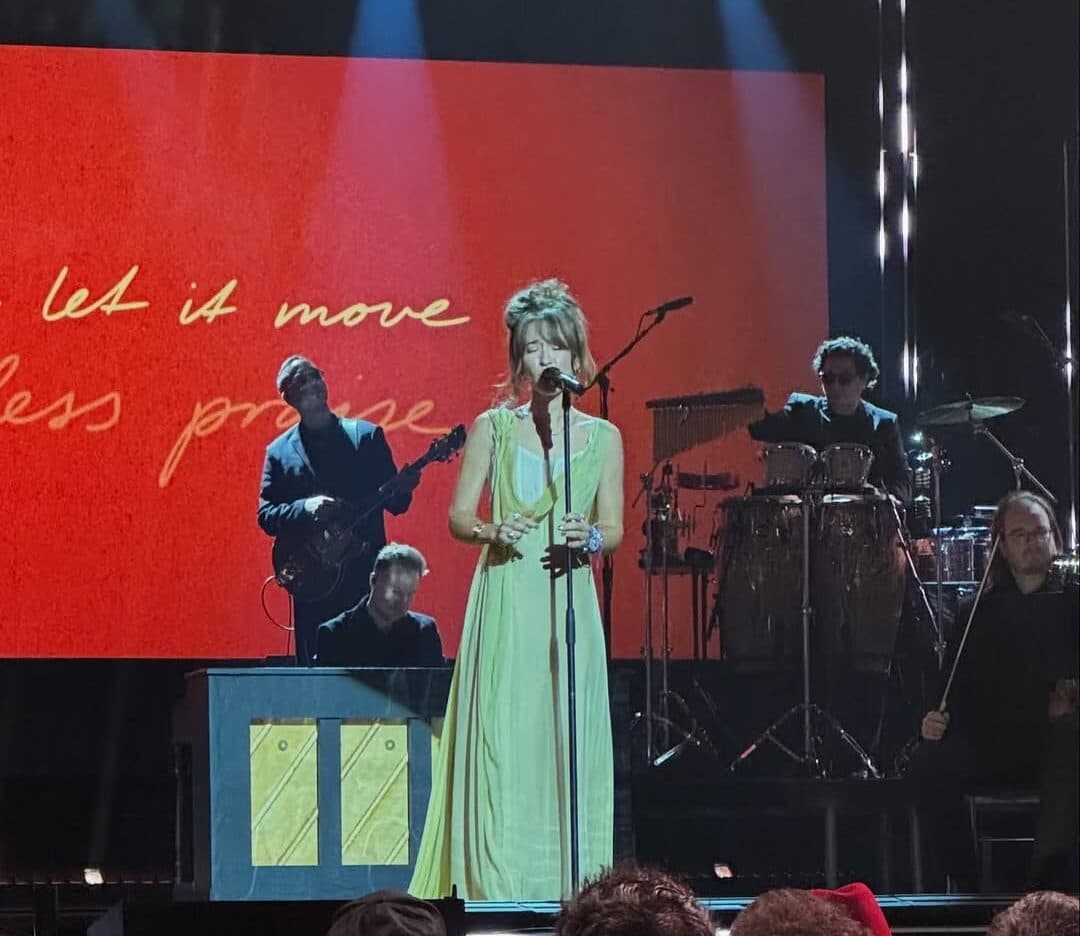 Lauren Daigle emociona com performance no GMA Dove Awards 2025