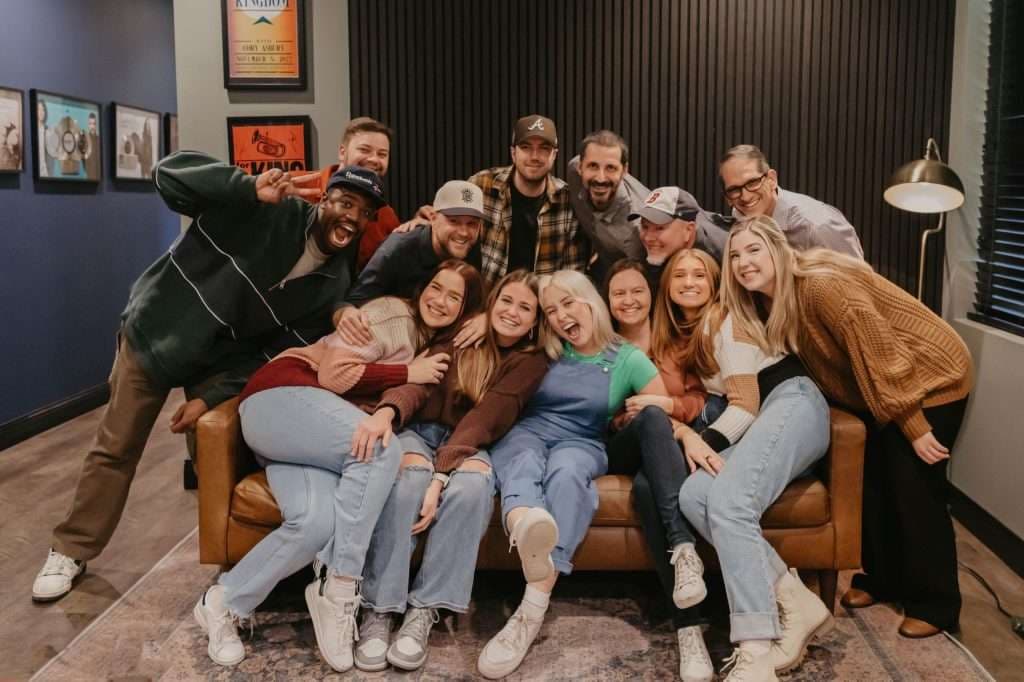 Claire Leslie Se Une à Jeff Roberts Agency para Expandir sua Carreira Musical
