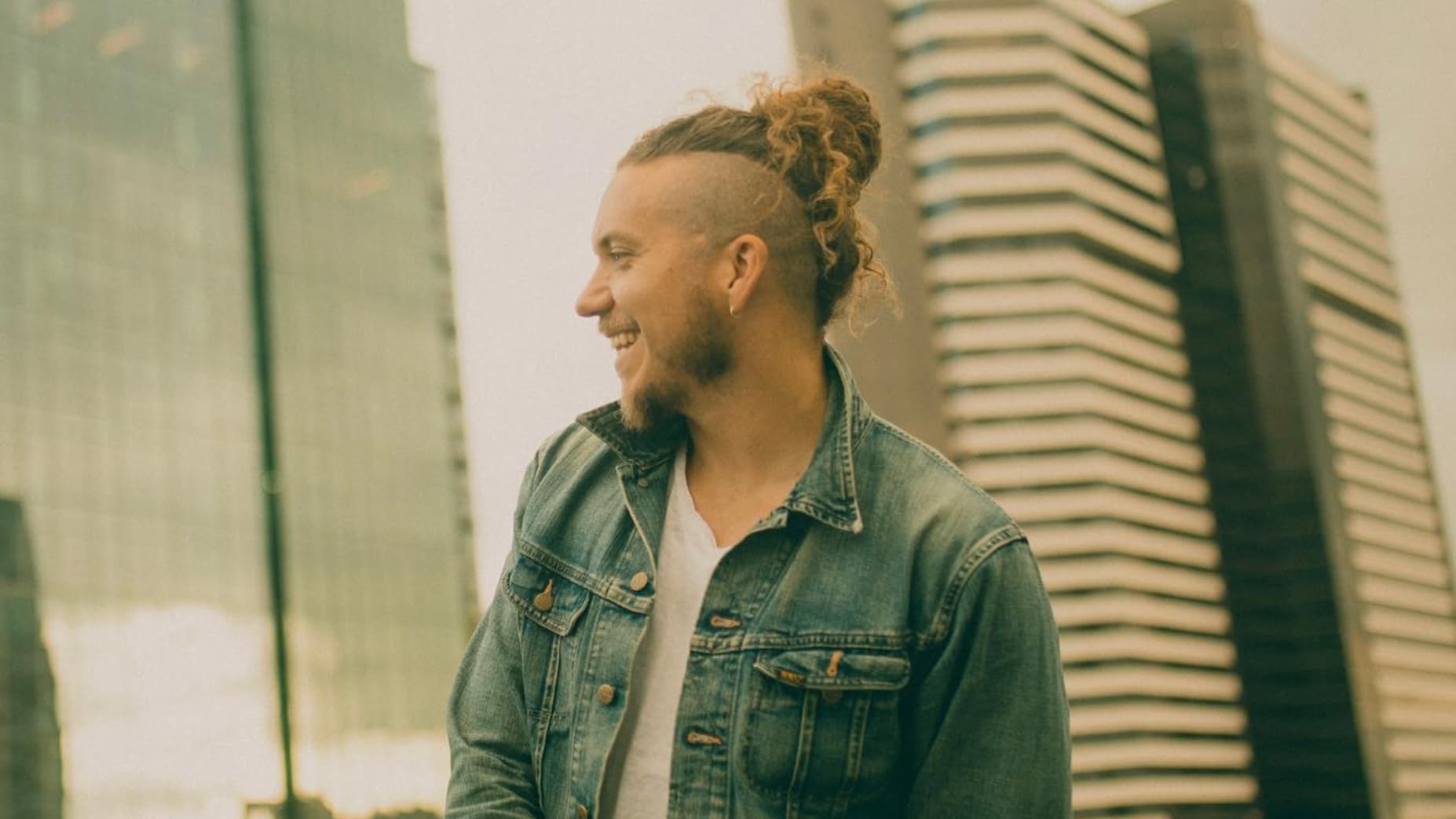 Brandon Lake se destaca com indicações ao GRAMMY 2026 e consolida liderança na música cristã contemporânea