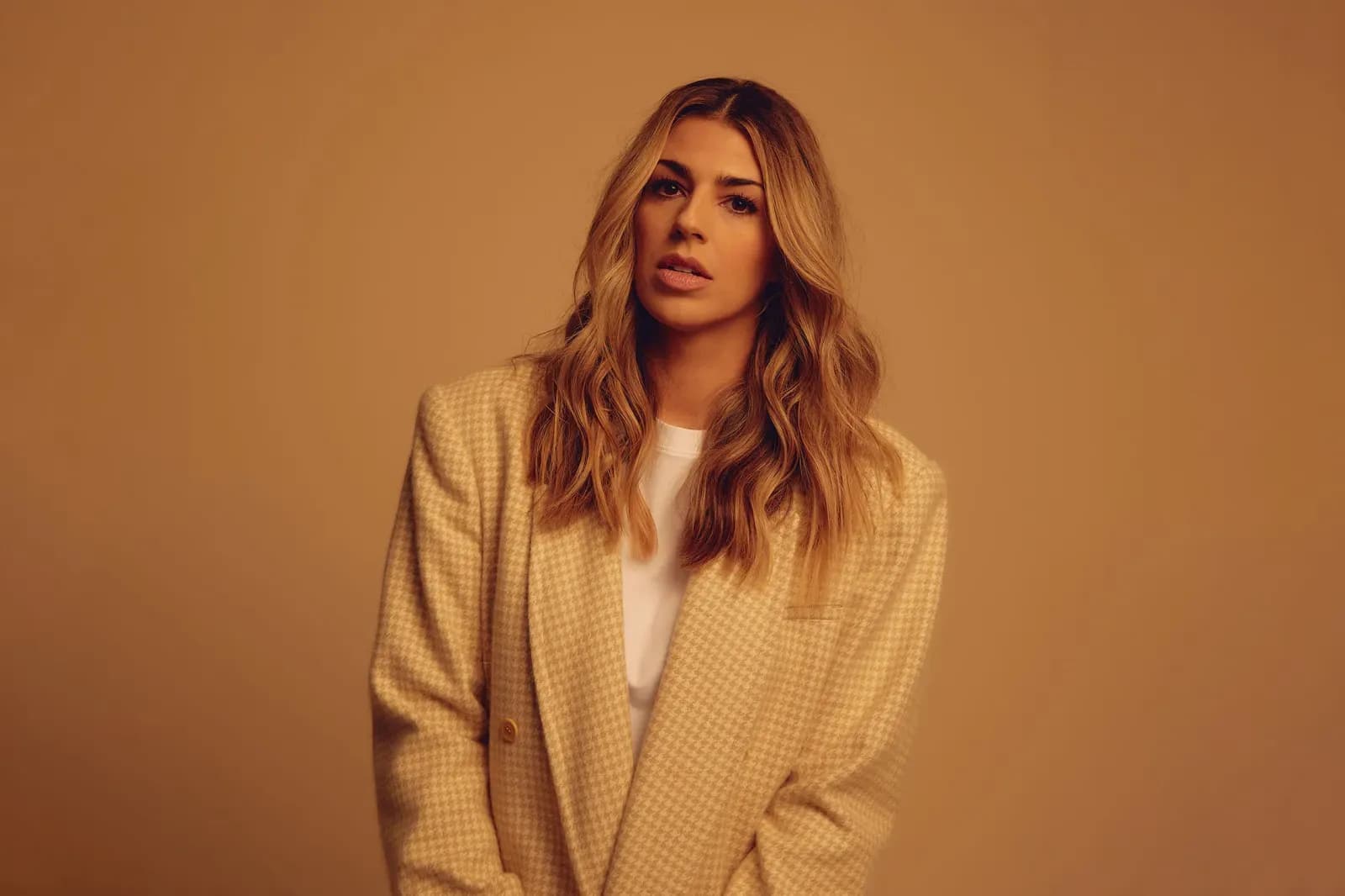 Brooke Ligertwood anuncia novo single para esta quarta-feira