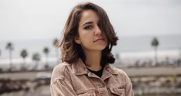 'Deus me deu uma nova família': Estrela da música cristã revela como adoção aos 15 anos transformou sua fé