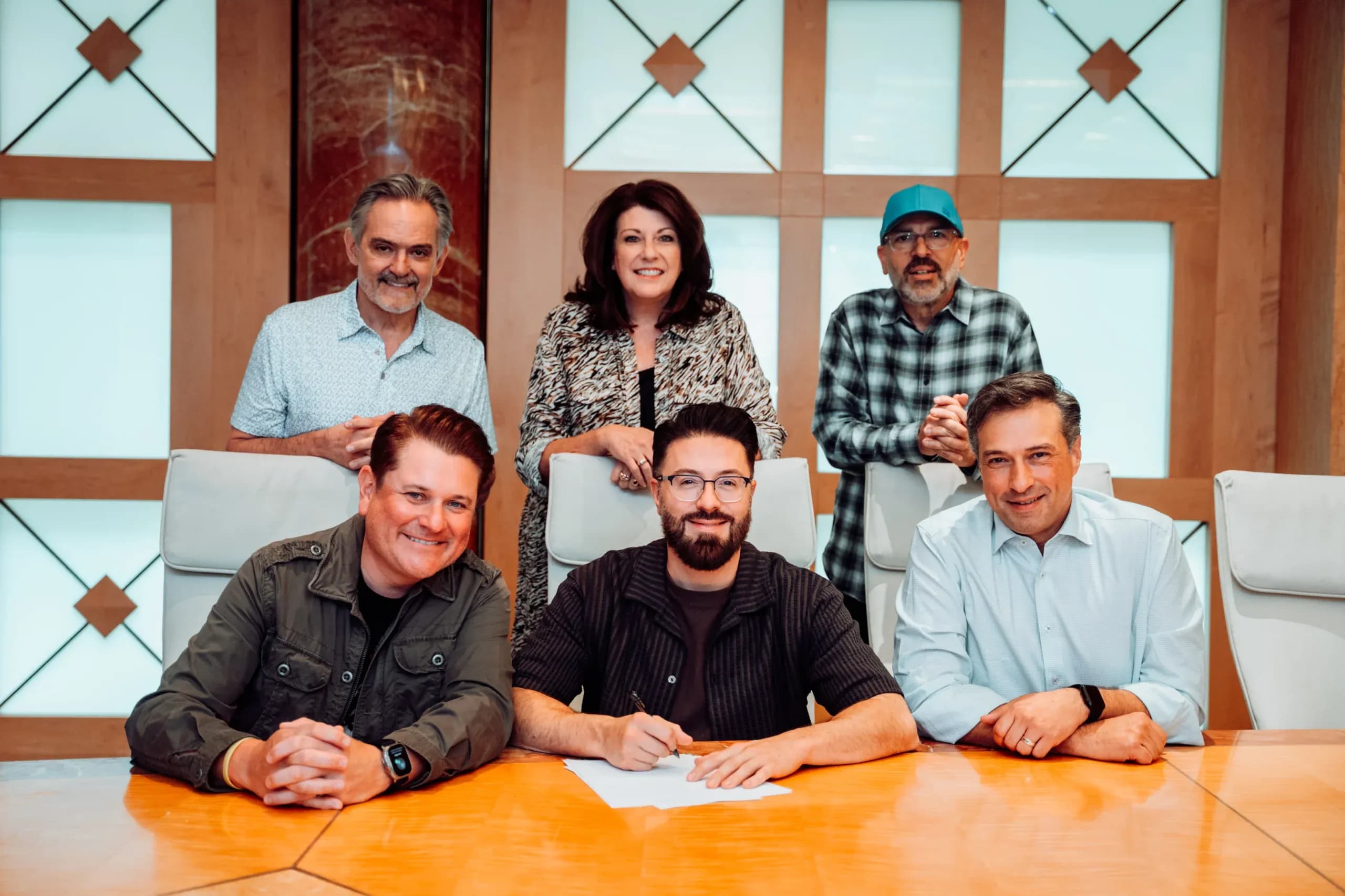Danny Gokey assina com nova gravadora e anuncia single natalino