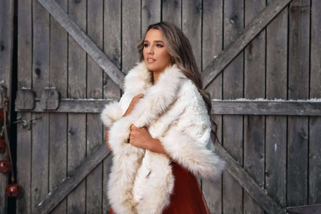 Gabby Barrett lança primeiro álbum de Natal, Carols and Candlelight, trazendo canções clássicas e hinos com sua voz marcante