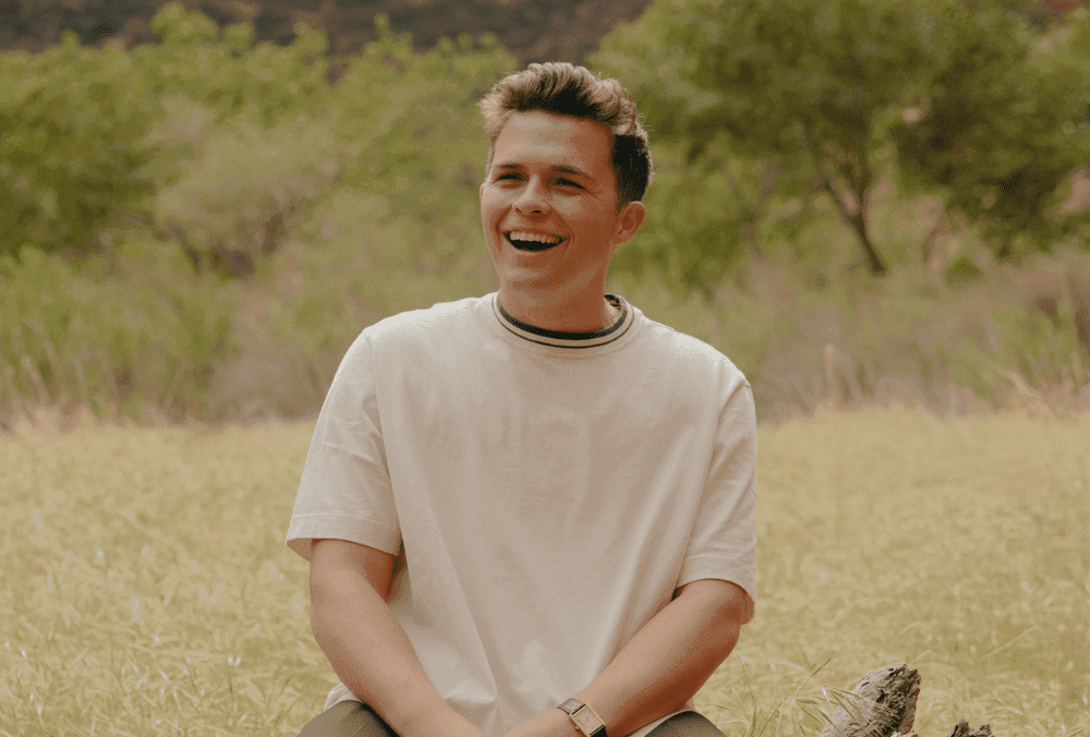 Josiah Queen conquista primeiro lugar na Billboard com “Demons”
