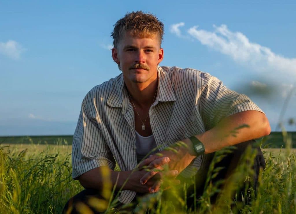 Forrest Frank transforma fratura nas costas em sucesso viral com novo single “God’s Got My Back”