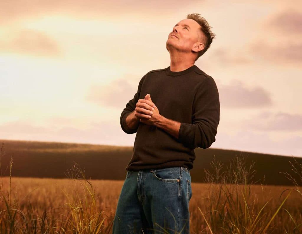 Chris Tomlin quebra recorde histórico com novo álbum The King Is Still The King, líder das paradas cristãs