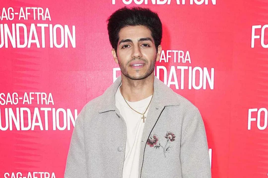 Mena Massoud detalha desafio de interpretar Daniel em novo filme bíblico: "Treinei a vida toda para isso"