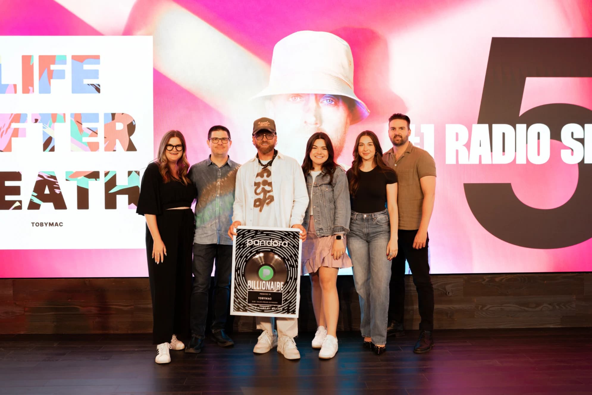 TobyMac recebe placa de bilionários pela Pandora por 1 bilhão de transmissões