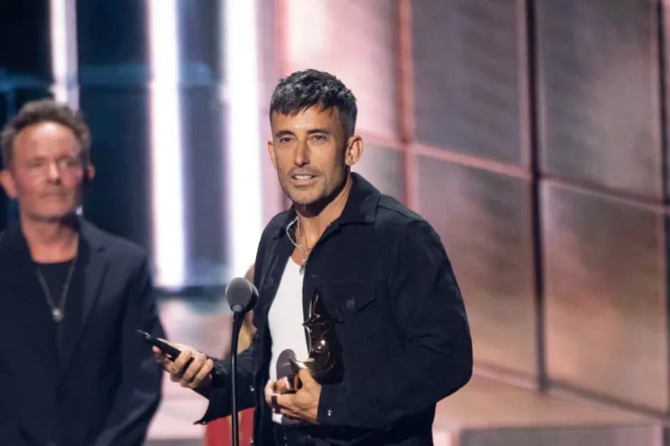 Tantas pessoas aqui me mostraram o caminho de adorar a Jesus": Phil Wickham é consagrado Artista do Ano em premiação cristã