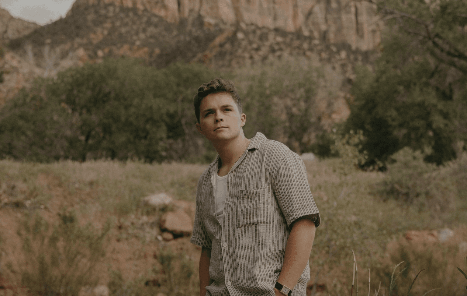 Josiah Queen lança versão acústica de “Dusty Bibles” e celebra melhor desempenho da carreira