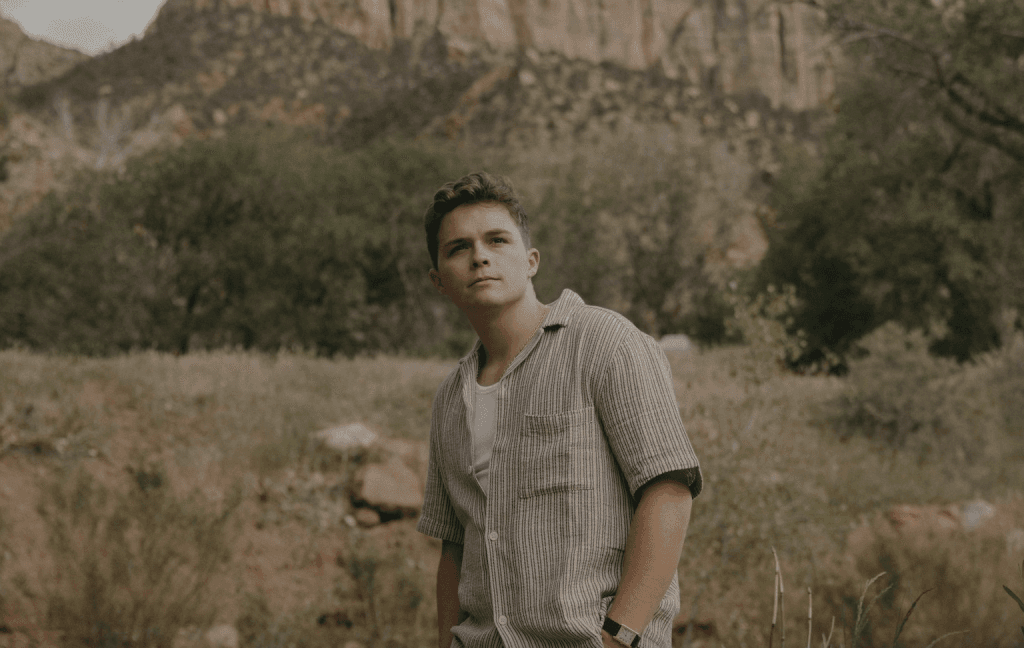 Josiah Queen lança single inédito “Dusty Bibles” e anuncia novo álbum para agosto