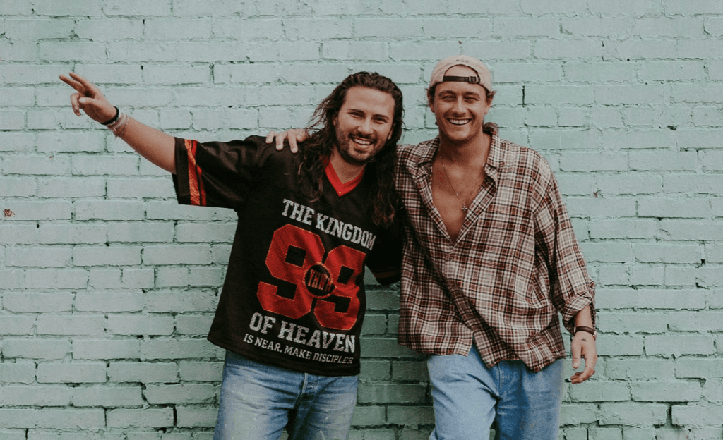 Seph Schlueter se une a Benjamin William Hastings em nova canção “Already On The Way”