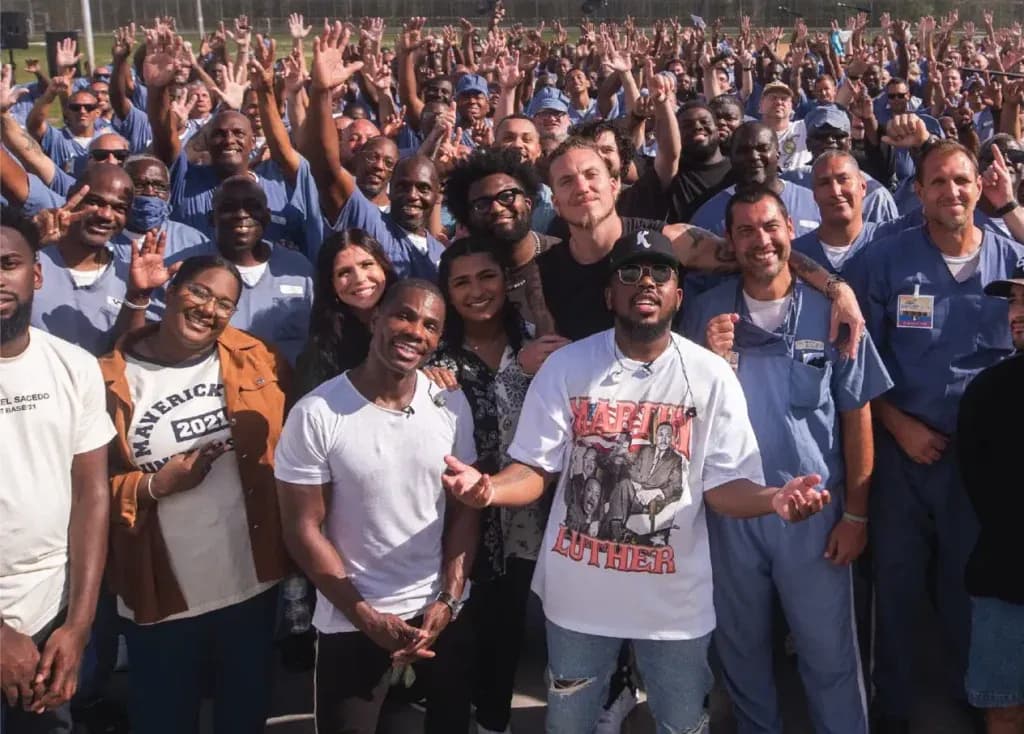 Documentário mostra Brandon Lake, Maverick City Music e Kirk Franklin liderando adoração dentro de presídio