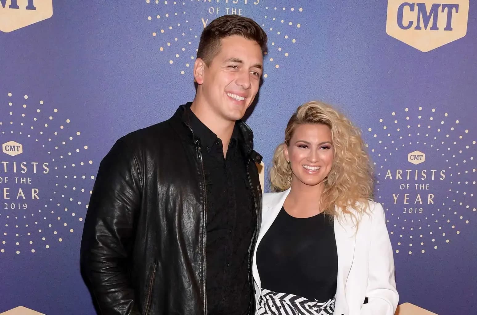 Após superar grave problema de saúde Tori Kelly celebra nascimento do primeiro filho