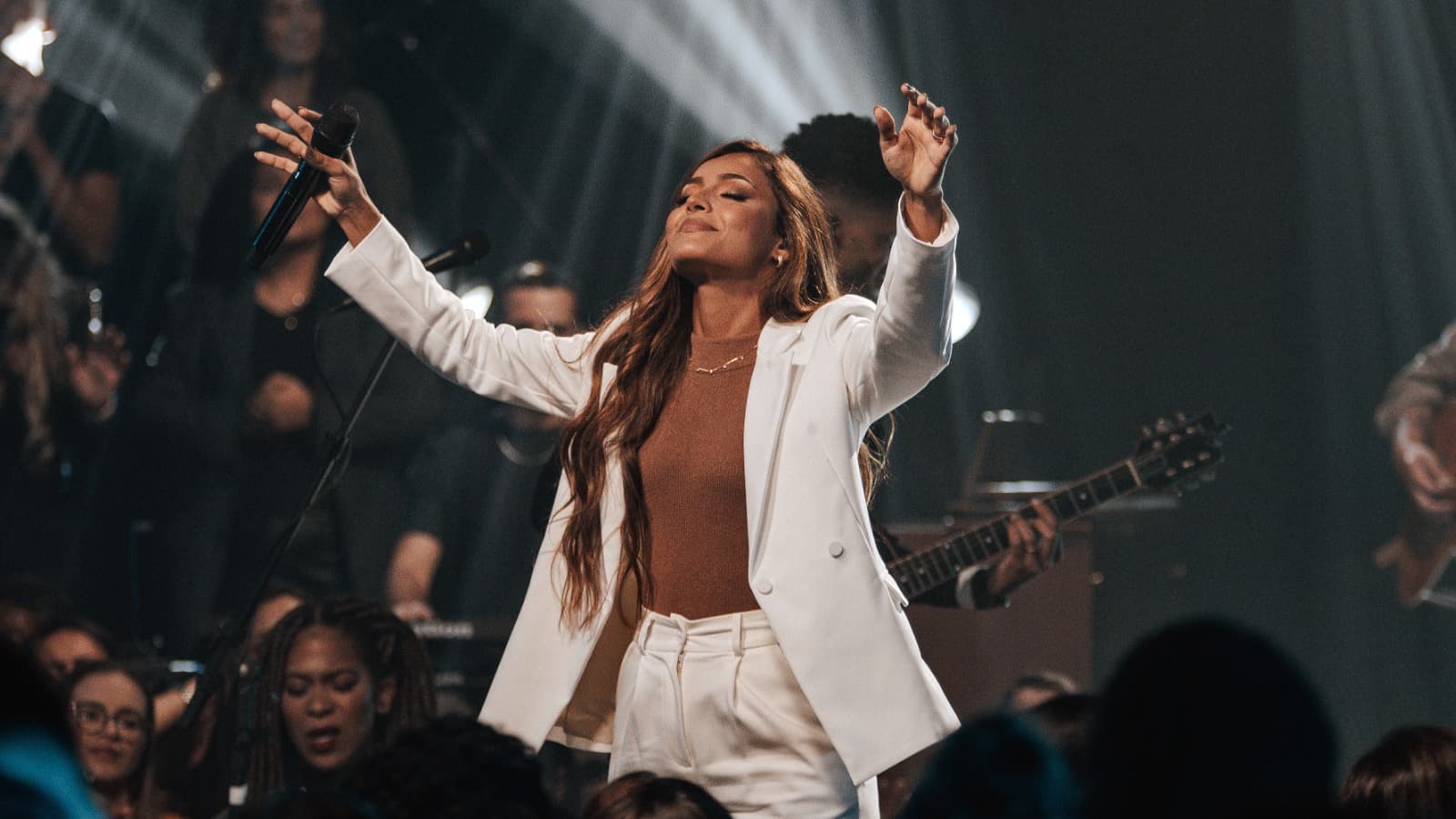 Em “Um Milhão de Vezes”, Mari Borges reafirma o amor incondicional de Deus