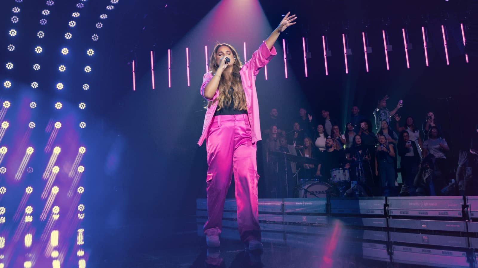 Sarah Beatriz apresenta ao público a primeira canção de seu novo projeto