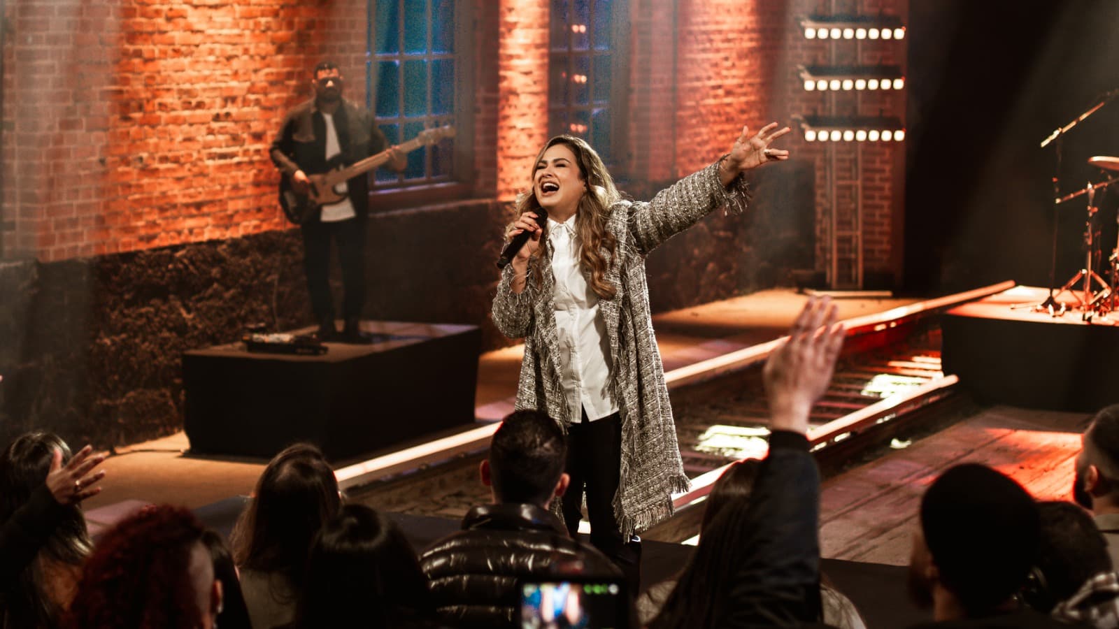 Bruna Olly Emociona com Single Sobre Encorajamento e Esperança