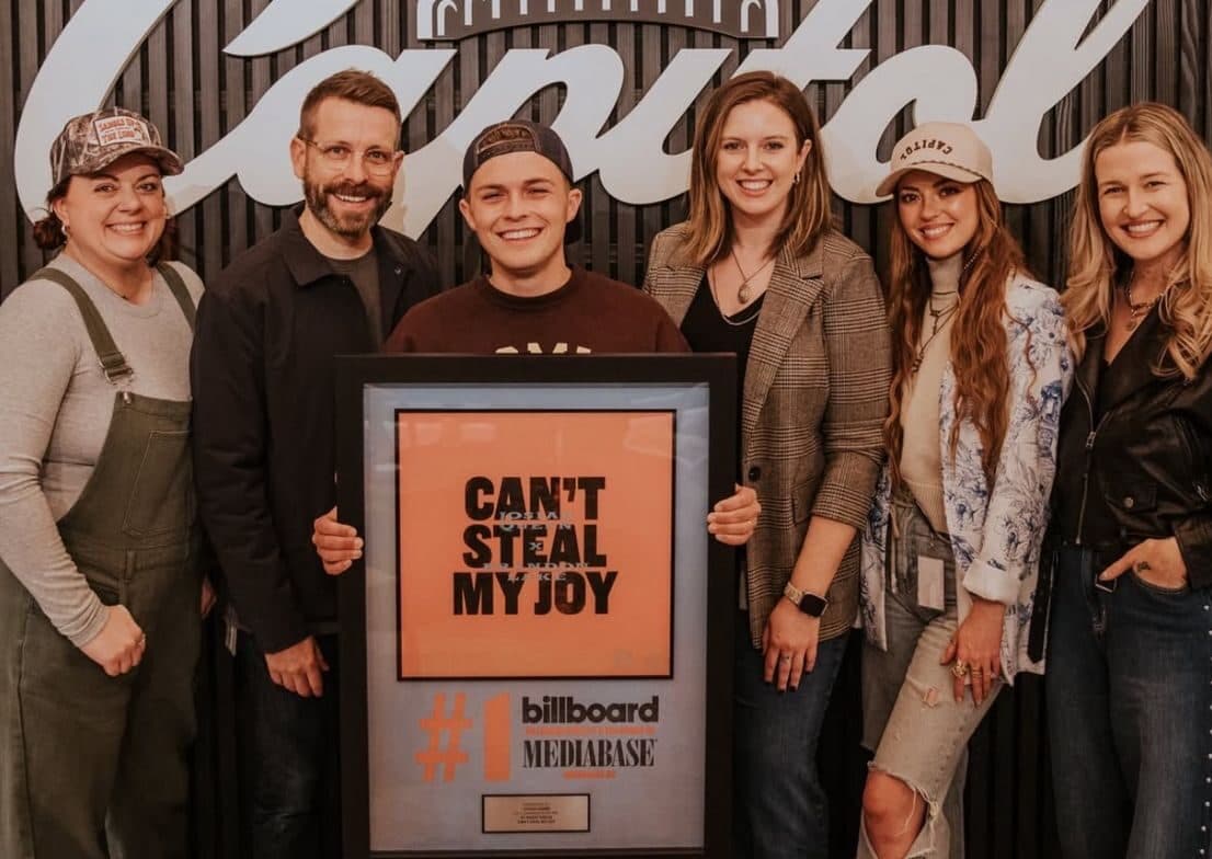 Josiah Queen celebra primeiro lugar nas paradas da Billboard com hit 'Can’t Steal My Joy'