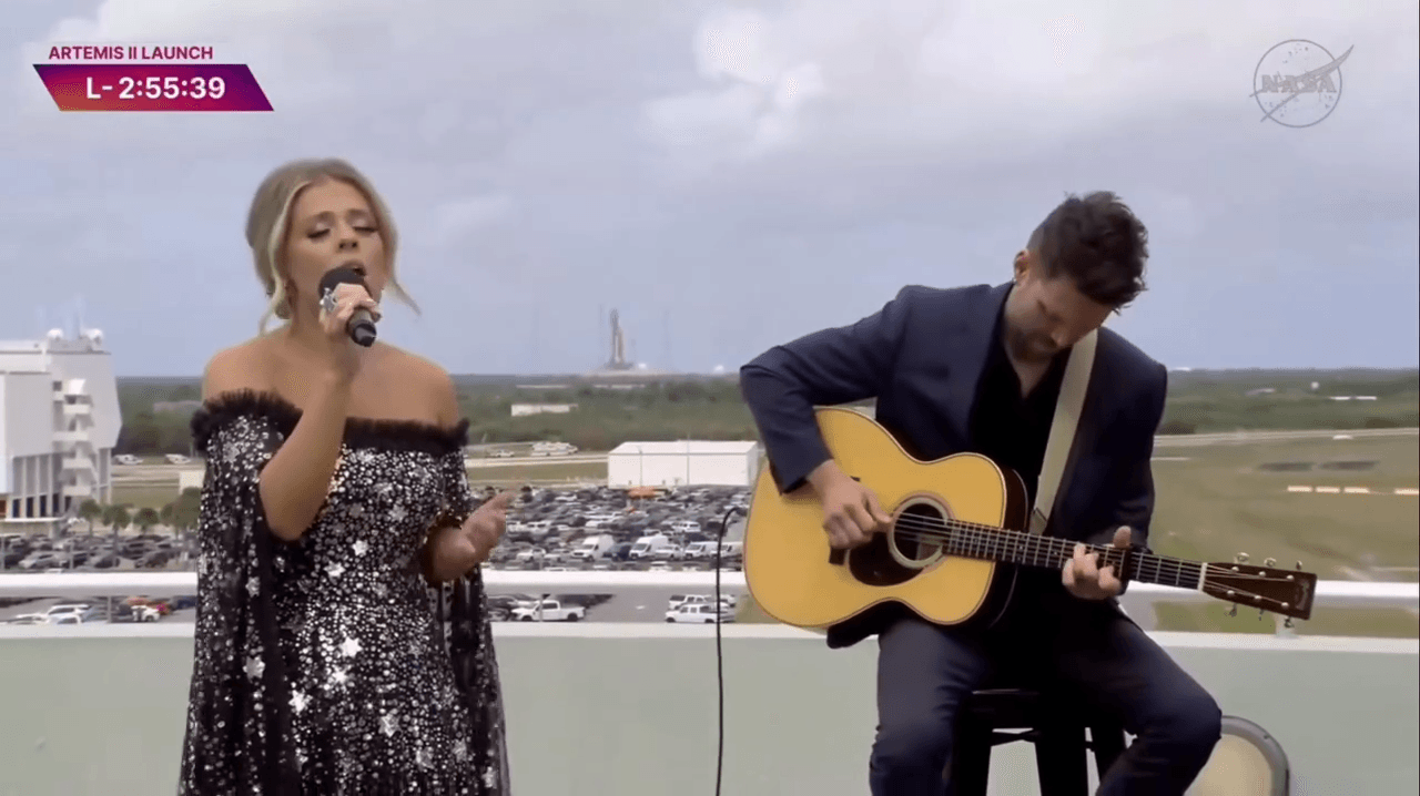 Anne Wilson emociona a NASA com o Hino Nacional no lançamento histórico da Artemis II