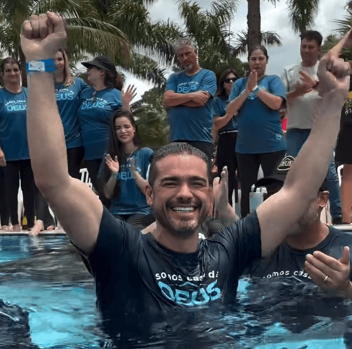 Ex-ator global celebra batismo nas águas e afirma viver um recomeço na fé cristã