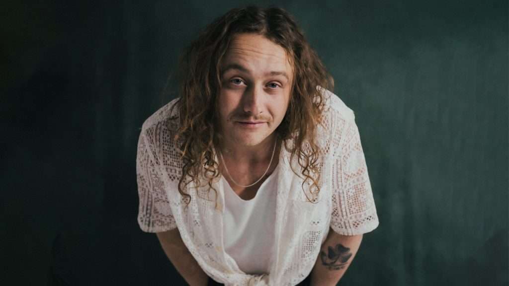 Benjamin William Hastings Lança seu Segundo Álbum "Sold out, sincerely" com Participações Especiais
