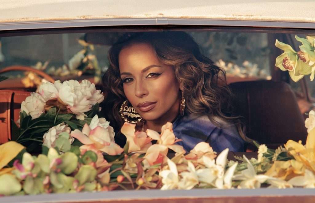Blanca lança novo single bilíngue "Right On Time" com Musiko e anuncia álbum "Full Bloom" para outubro de 2025