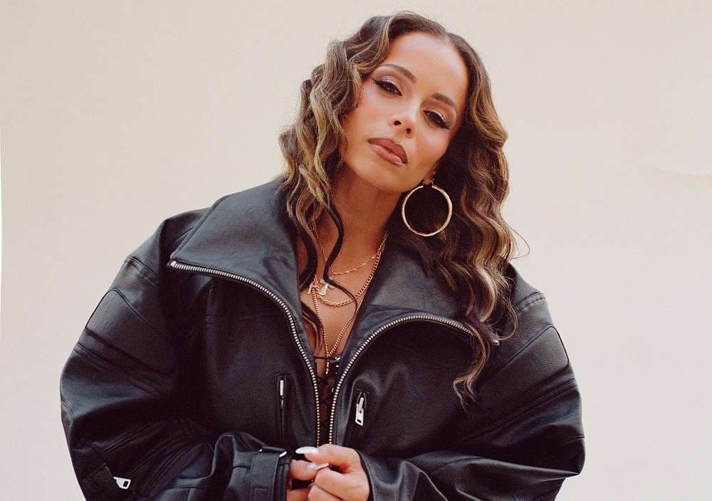 Blanca transforma clássico natalino em hit pop contagiante