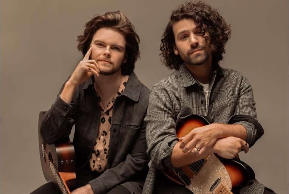 Novo Duo Caleb & John Celebra Seu Primeiro Single Nº 1 nas Paradas