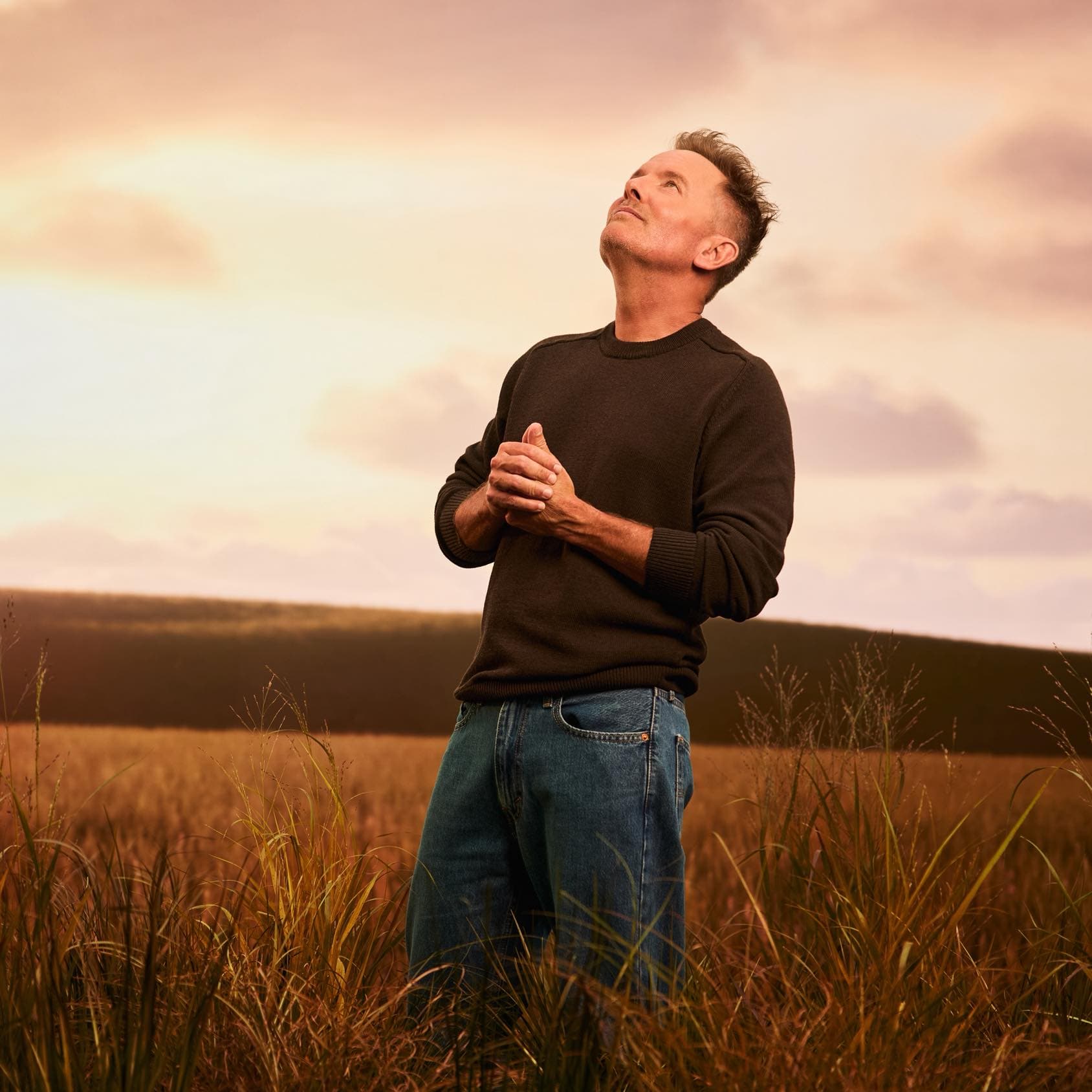 Chris Tomlin lança nova versão de 'Jesus Saves' em parceria com coral de jovens