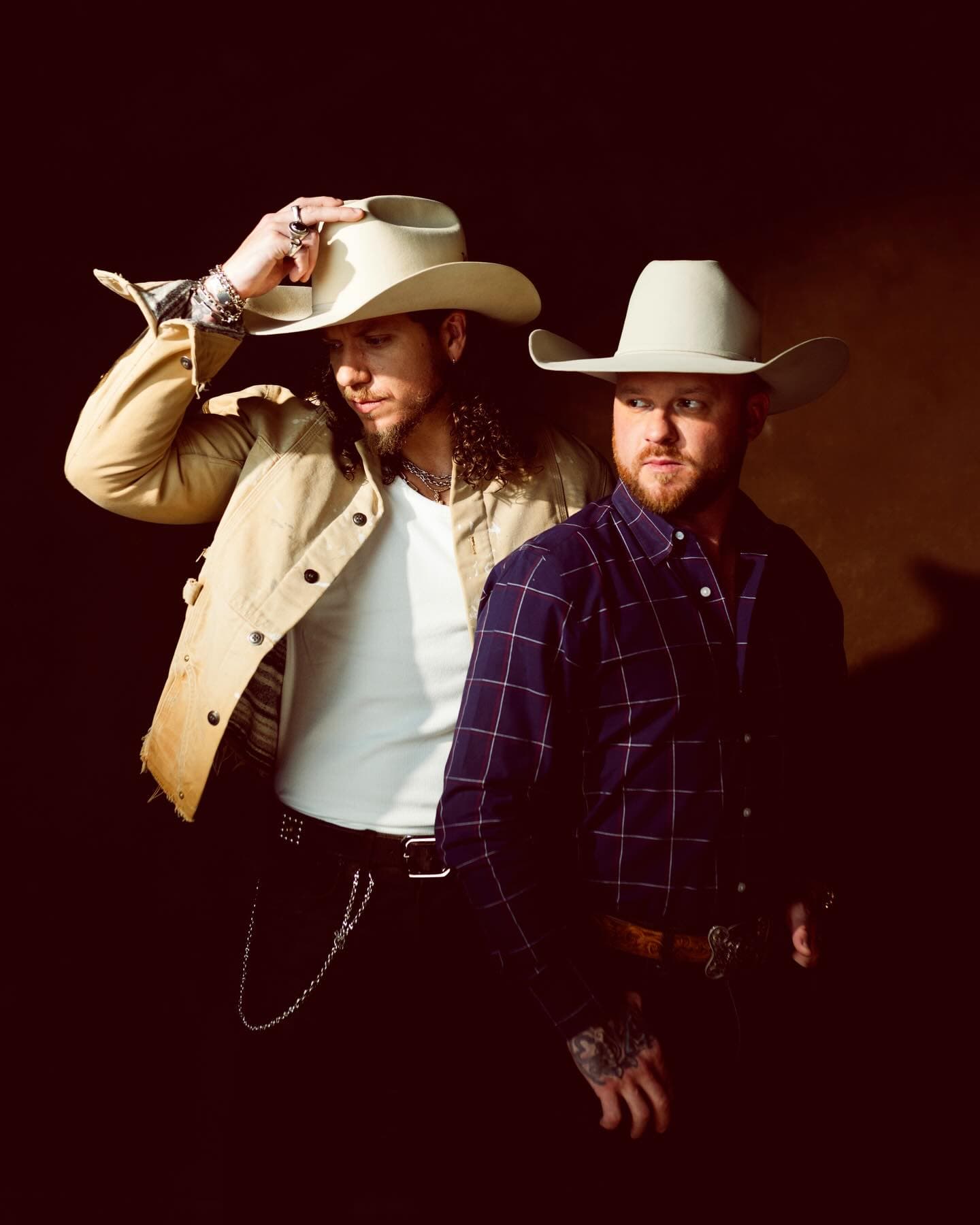 Cody Johnson e Brandon Lake se unem em nova versão de 'When A Cowboy Prays'