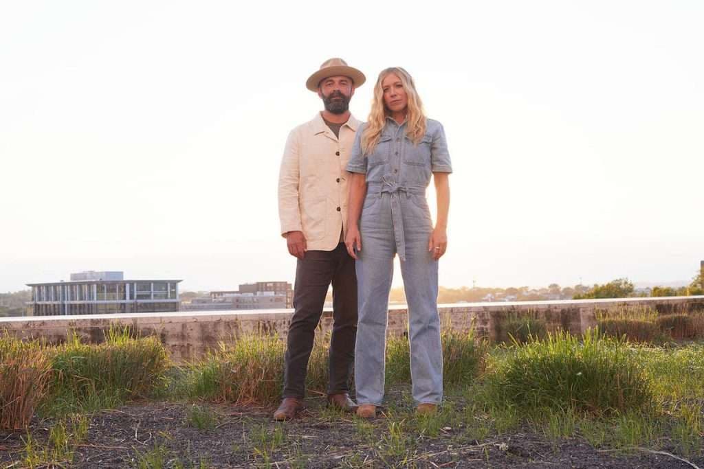 O novo álbum de estúdio completo de Drew & Ellie Holcomb, Memory Bank, já está disponível