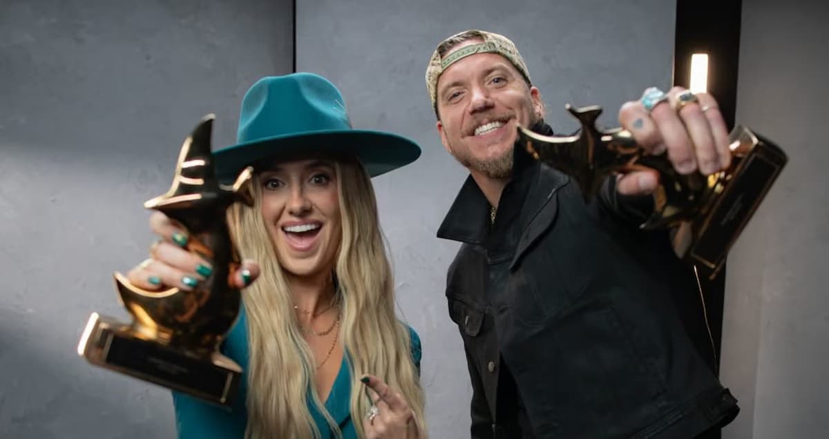 "O Jesus que eu conheço agora não é aquele do qual eu tinha medo", diz Lainey Wilson ao lado de Brandon Lake