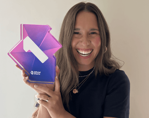 Cantora e líder de louvor alcança o topo da parada britânica com novo single