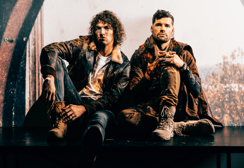 for KING & COUNTRY compartilha "Checking In" com participação de Lee Brice do filme 'Unsung Hero'