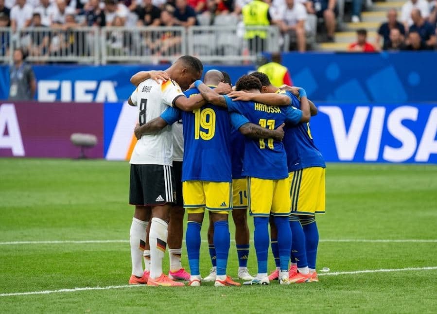 Após goleada de 7 a 1, jogadores de Alemanha e Curaçao se unem em oração e imagem viraliza