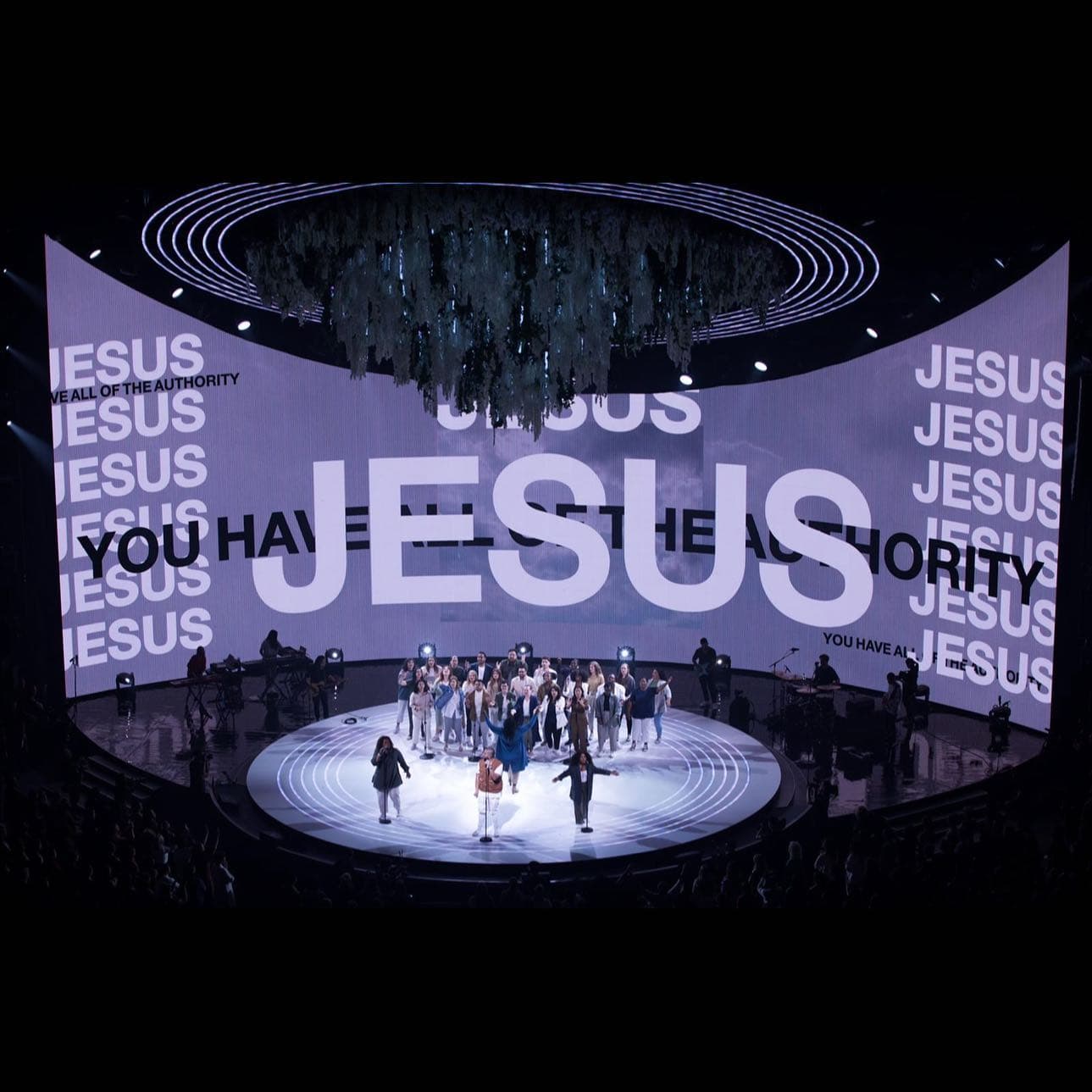 Hillsong Worship tenta virada de página pós-escândalos com anúncio de novo álbum ao vivo