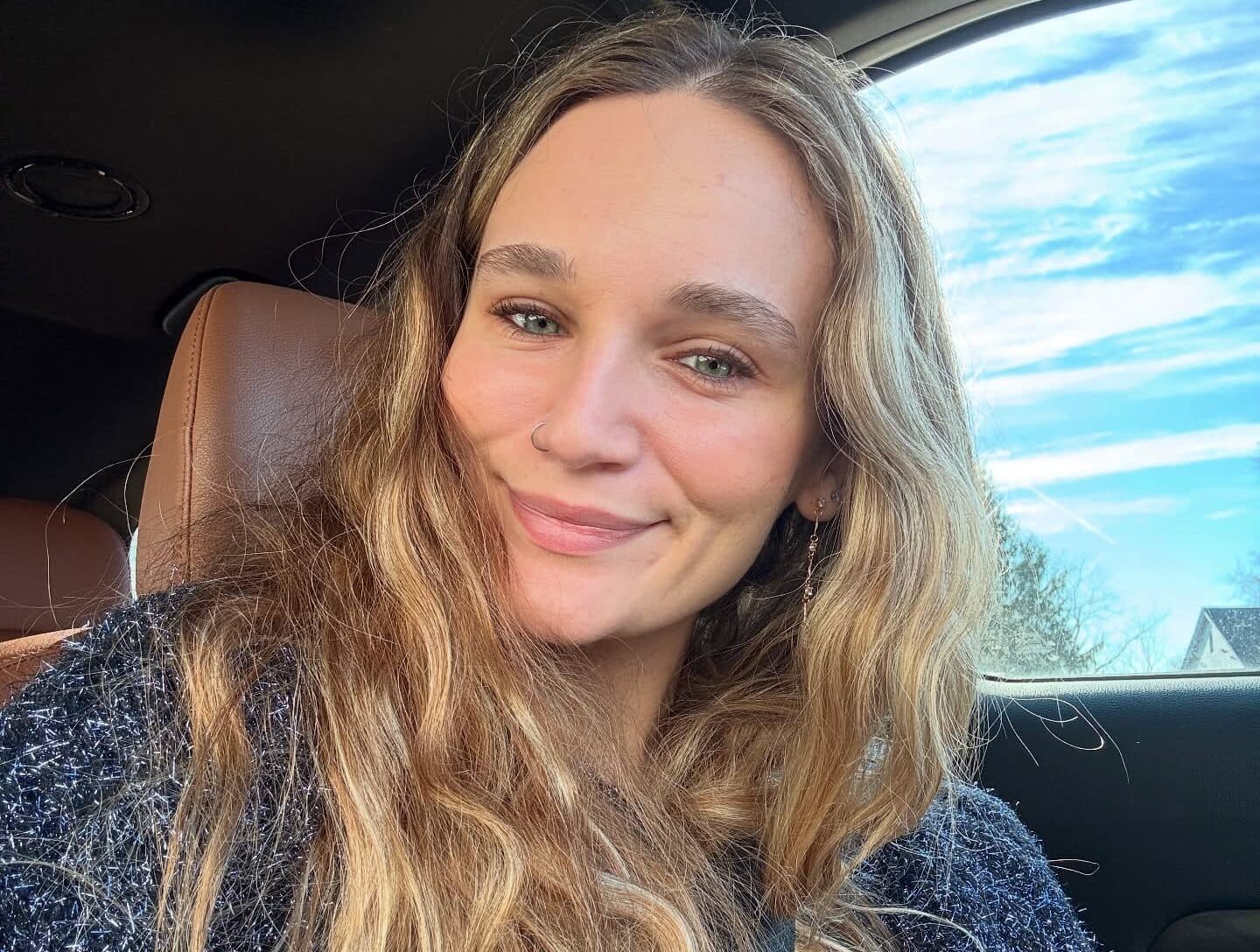 Artista pop Hollyn inicia nova fase na carreira com novo single
