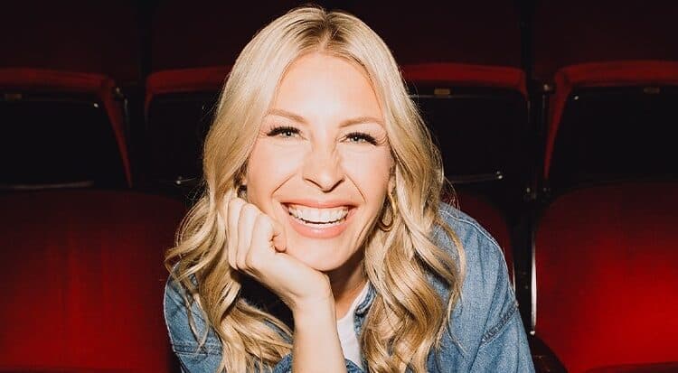 Jenn Johnson se pronuncia sobre crise na Bethel Church e reforça compromisso com transparência