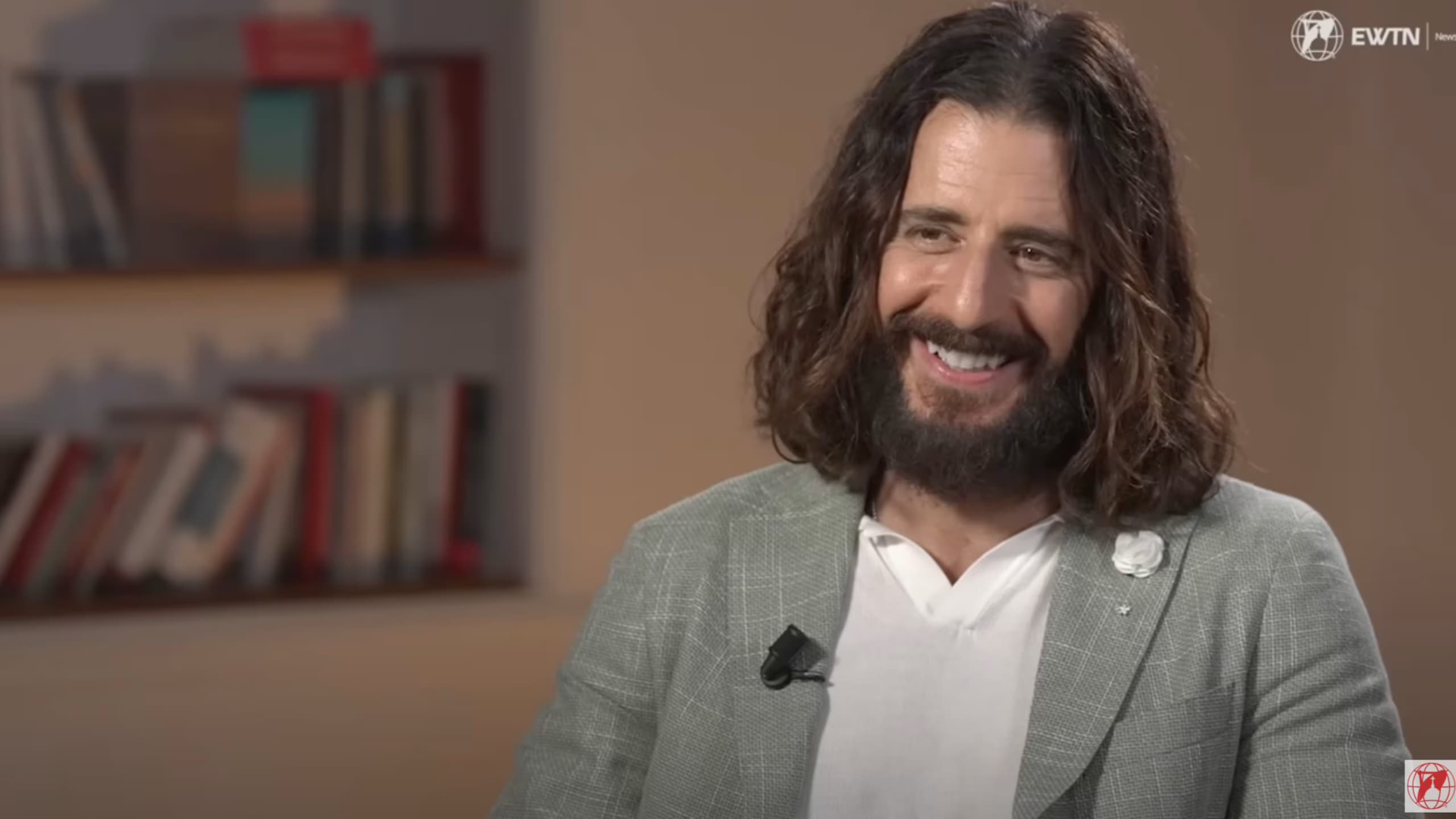 Jesus de 'The Chosen' desafia a morte em salto de paraquedas com Bear Grylls